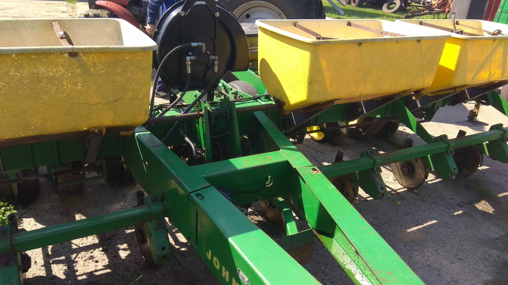    ()  John Deere, Kinze, Great Plain